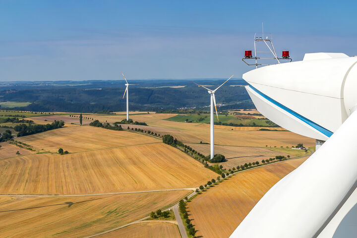 windmühle windenergie windpark windkraftanlage windenergieanlage draufsicht drohnenfoto energiewende erneuerbare energien feld gondel himmel himmel blau klima klimaschutz luftbild maschinenhaus mühle natur positiv schäfchenwolken schön turm von oben vestas wea windbranche windkraft windrad wolken südwind nordex blau