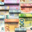 geld euro geldscheine euroscheine viele bargeld hintergrund alle neue geldrollen ausgaben cash finanzmarkt finanzwirtschaft gemischt investment steuergelder neu reihe rolle rollen scheine sparen steuern aufgerollt aufrollen banknoten business finanzen geldrolle prognose gelddiagramm diagramm gerollt groß nebeneinander verdienen verdienst vorlage währung illustration konzept werbung header banner eyecatcher eurogeld gemischte wallpaper euro bills background