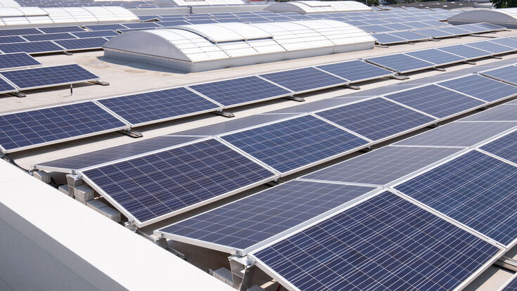 © AdobeStock_436533640 solar energy panel power photovoltaic electricity ecology sun solar panel green alternative blue cell renewable environment sunlight technology building clean electric panels generator solar energy industry