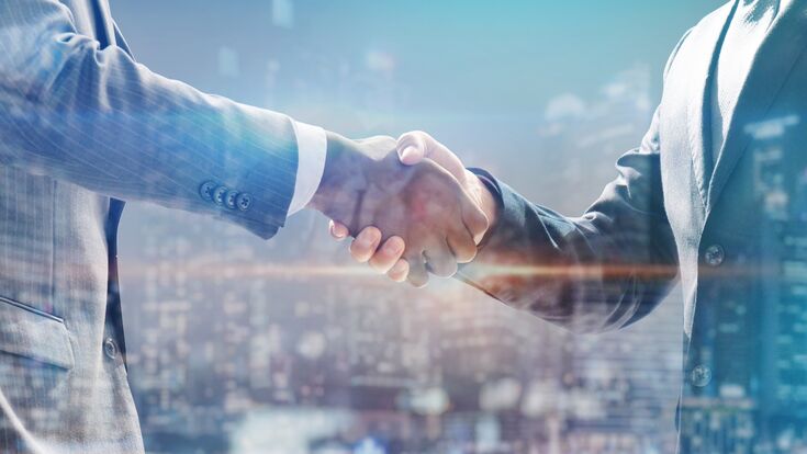 © AdobeStock Stockfoto Handshake Business Men Suits