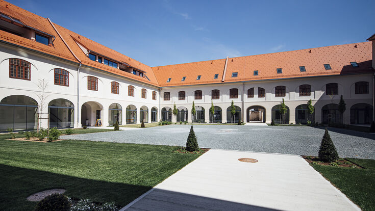 © Röfix AG Das 10.000 m2 große Areal des Gesundheitszentrums Thermenland in Fürstenfeld wird unter Berücksichtigung von Denkmalschutzvorgaben saniert und revitalisiert.
