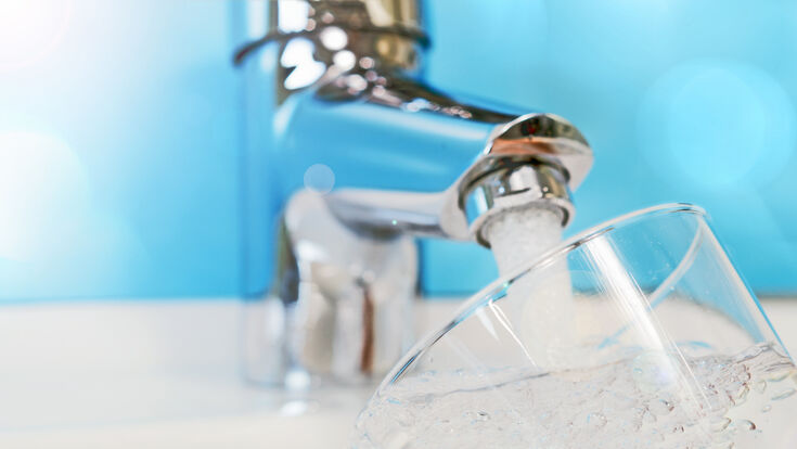 © AdobeStock wasserperlen trinkwasser wassernutzung wasserstrahl energie wasserversorgung trinken grundwasser getränk wasserqualität wasserhahn wasser wasserfluss badezimmer bad armatur abwasser sparsam ökologie umwelt wasserknappheit fließen süßwasser wasserverfügbarkeit wasserschutz verschmutzung wasserwerke flüssigkeit klar klarwasser sprudeln blasen wasserblase kühl erfrischung natürlich chrom sauber waschbecken sanitär nachhaltig versorgung quelle durstlöscher mineralien glas wasserglas vorrat